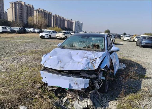 一辆严重受损汽车被31人抢着要？高价竞拍引发关注