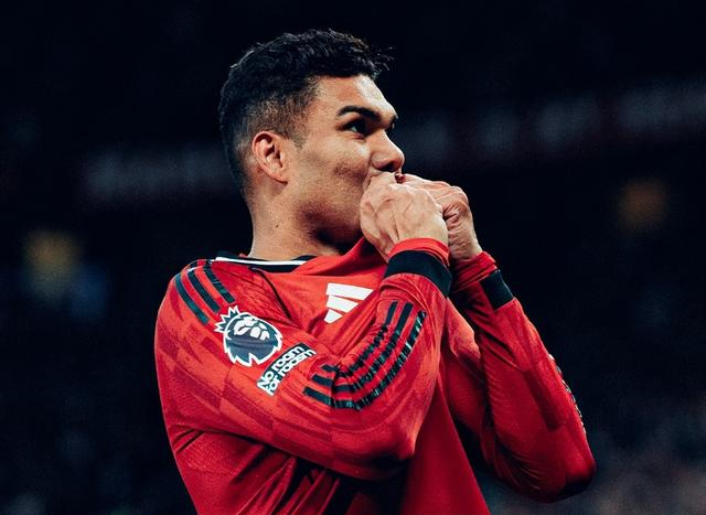 英超9球！34岁胖虎3次亲吻曼联队徽：7万人致敬 队友叹服 球迷呼唤再战一年