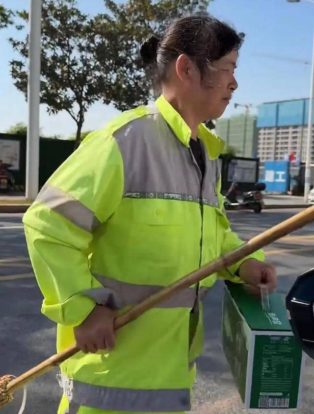 环卫阿姨帮搬东西被告知是五一礼物 温暖举动感动网友