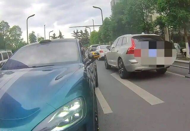 司机为进小区逆行“借过” 交警介入 逆行行为引热议