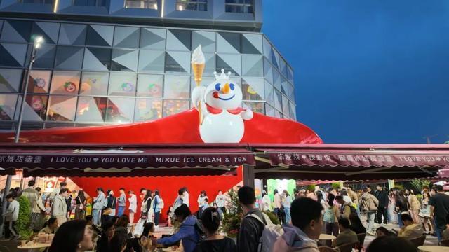 有人为吃蜜雪9元圣代碗排队5小时 五一现象级打卡地