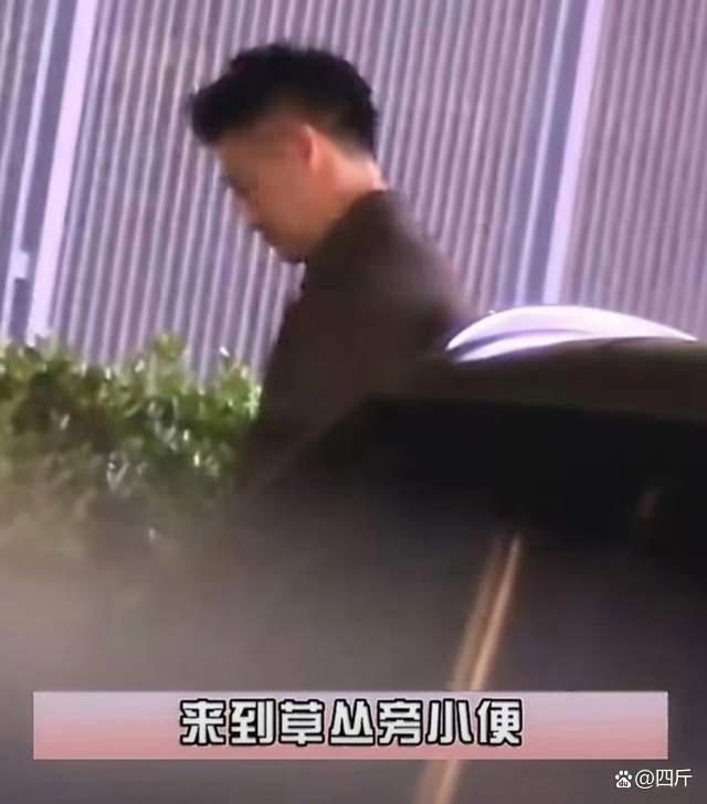相声演员曹云金路边小便被拍，草丛脱裤还吐痰，车内拥抱醉酒女子 言行不一引争议