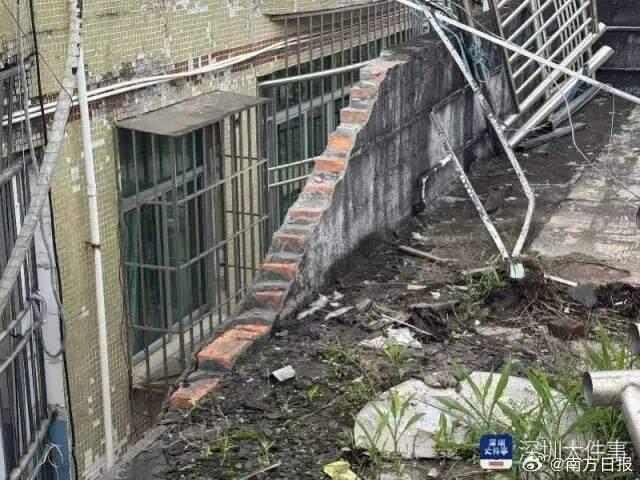 龙华凌晨一巨型水箱从14楼坠落 未造成人员伤亡
