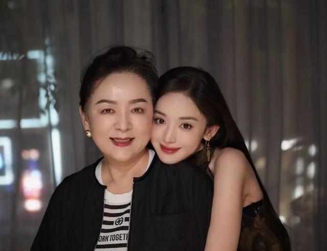 娜扎硬控姆妈一又友圈 母女同框好意思如画