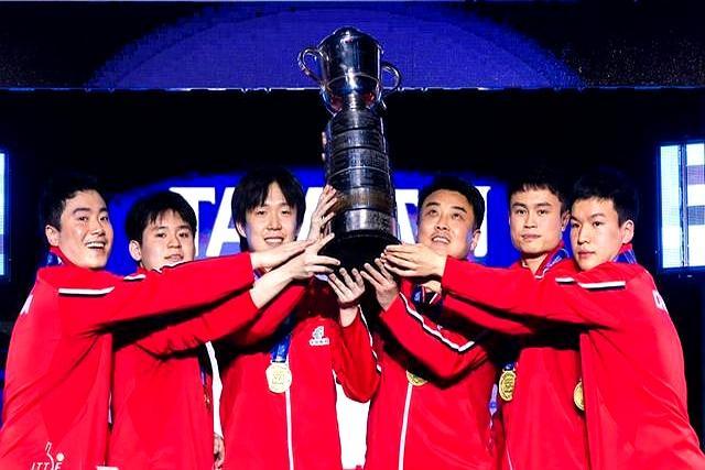 国乒大合照花絮：王楚钦林诗栋谦让C位差点打一架！大头紧紧搂着龙队撒娇