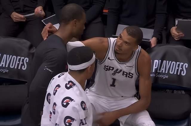 文班亚马NBA生涯首次被驱逐 争议判罚成转折点