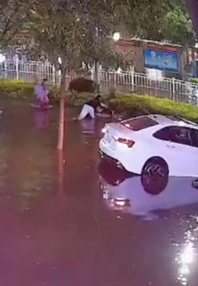 三人暴雨中合力救下坠井女孩