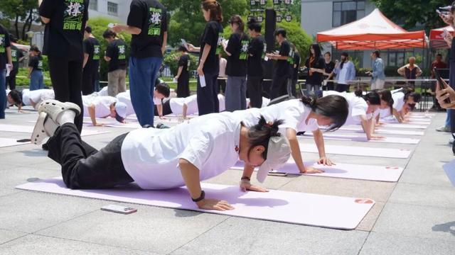 2名同学平板支撑同时破赛会纪录夺冠 武体人的硬实力展现