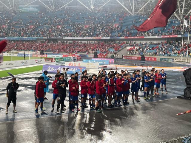 湖北荆州球员与球迷双向奔赴尽显温度 风雨无阻共助威
