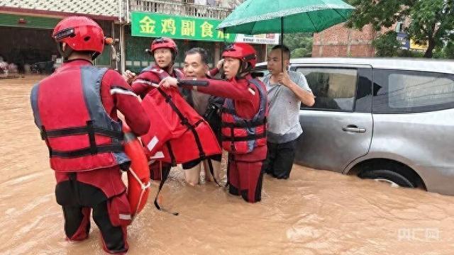 一乡镇强降雨汽车被激流冲走