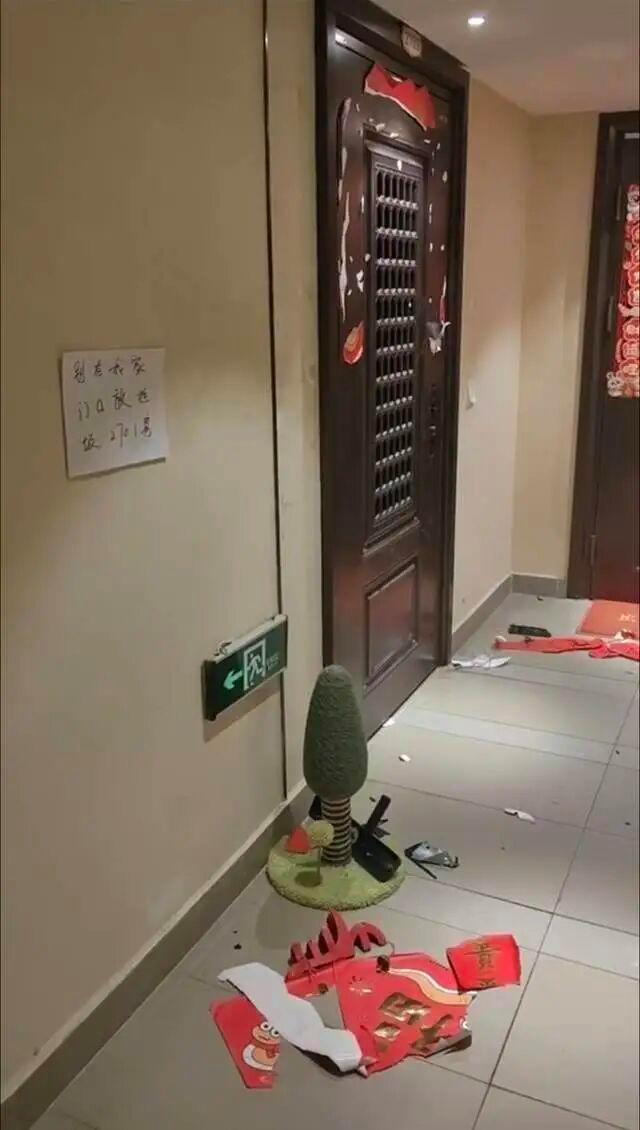 女子写字条提醒邻居 遭对方撬锁殴打