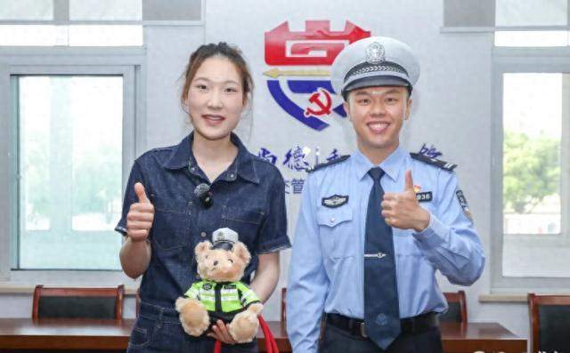 男子捂胸倒地路人接力救援