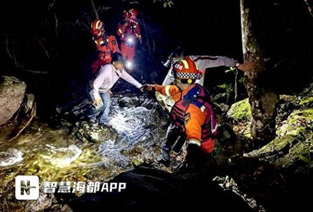 消防员紧急救援被困一家四口