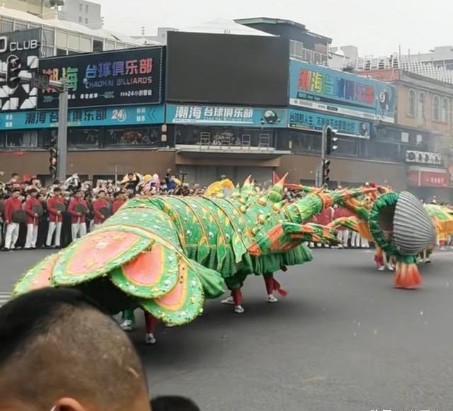 潮汕街头上演龙虾斗花甲 非遗文化的新活力