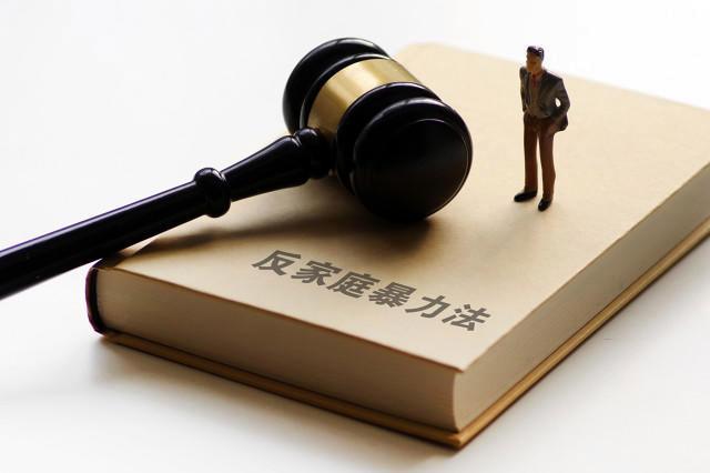 继父殴打7岁继子 生父起诉变更抚养权
