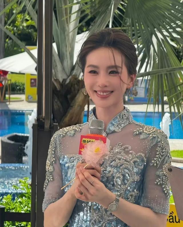 刘诗诗 热红温了还在问用的什么腮红 高温下的敬业与美丽代价