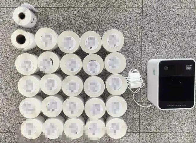 涉黄!一酒店内3人在睡梦中被抓 张贴低俗小卡片被擒