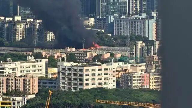 深圳南坪快速路起火隔音棚烧毁严重 车辆事故引发火灾