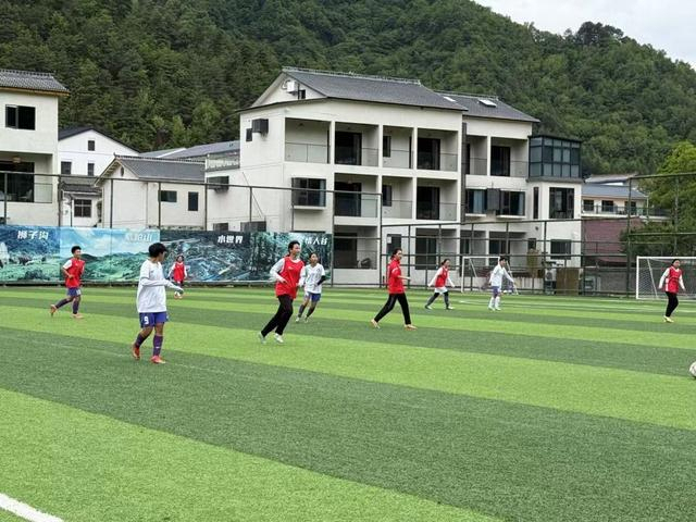 足球校長(zhǎng)和他的“泥巴地足球隊(duì)” 夢(mèng)想從這里啟航