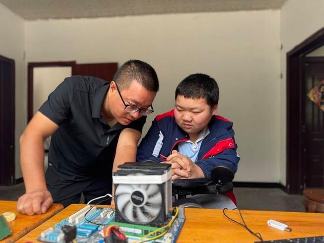 15歲腦癱少年獲贈(zèng)筆記本電腦 助力編程夢