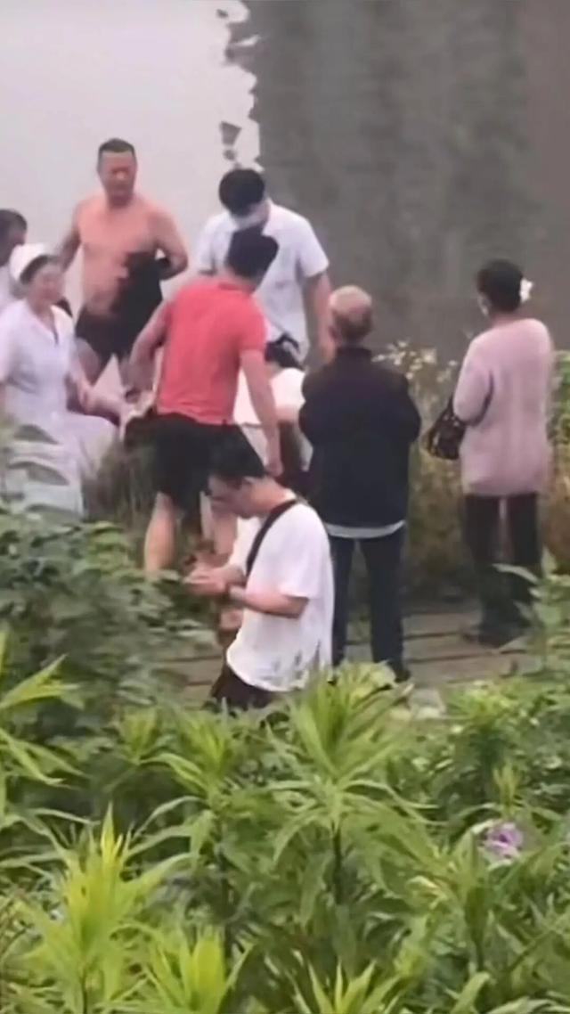 女子駕車沖入河中紀(jì)檢干部破窗救人 15分鐘生死救援
