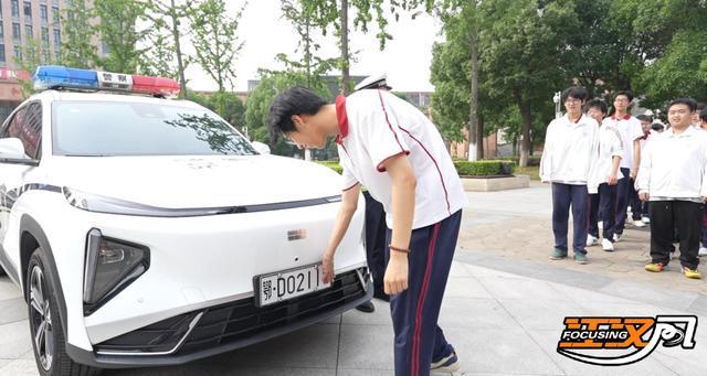 警号211985祝考生金榜题名 交警暖心应援