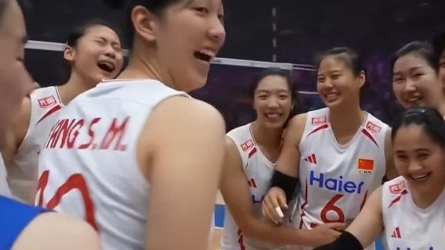 不幸中的万幸！中国女排核心龚翔宇受伤始末，经验完成“自保” 老将智慧稳住局面