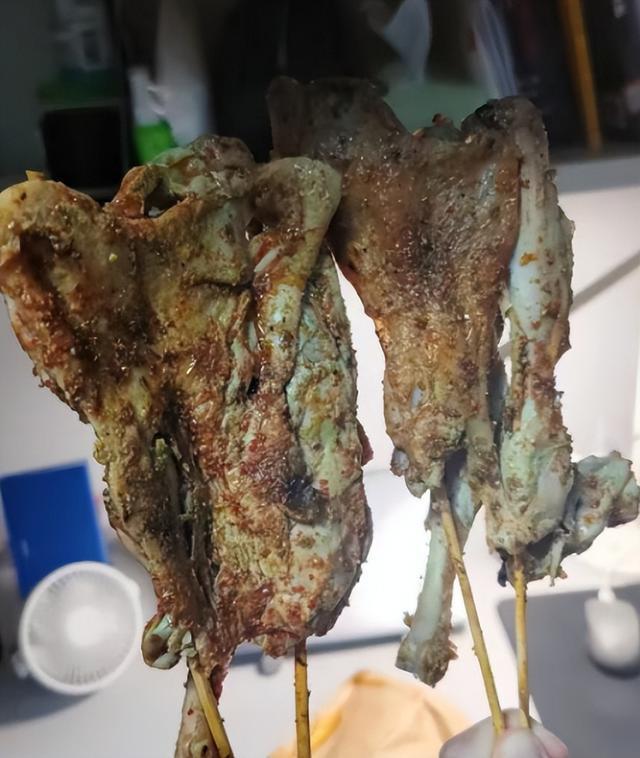 北大附近擺攤走紅的“鵝腿阿姨”用鴨腿冒充鵝腿？相關部門正調查處理 誠信問題引熱議