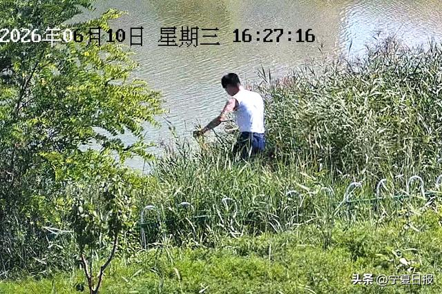 几十米、几秒钟!消防员纵身一跃,救起湖边落水少年