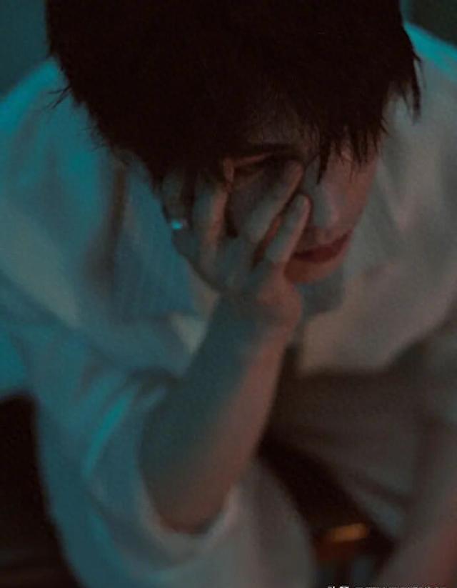 张凌赫领口越来越大