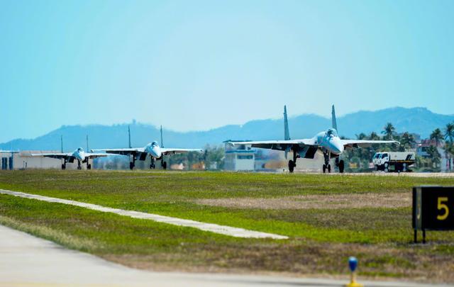 为何作战部队还在用滑跃型歼15 逐步转为陆基使用