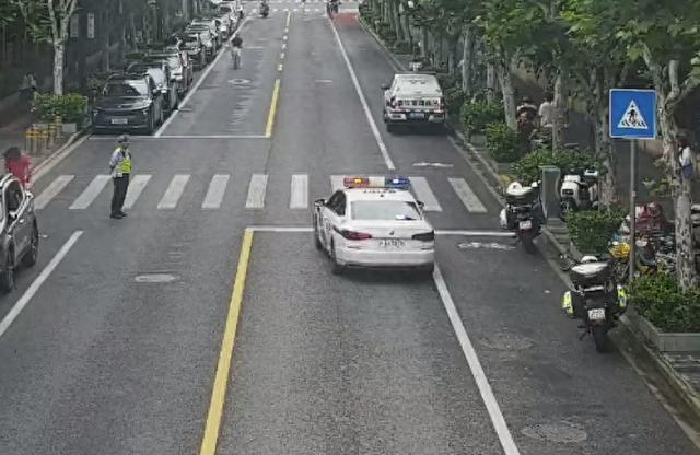 考生中考开卷考试忘带书 民警帮忙