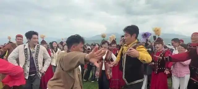 撒贝宁又来新疆了 草原显眼包与雪道好儿子