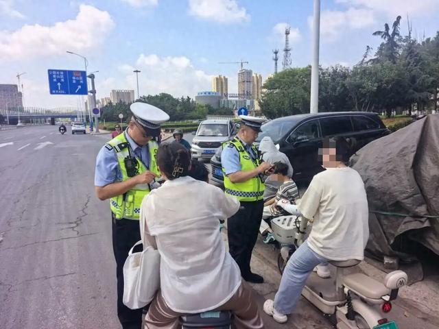 “一定要戴好头盔！”群众骑电动车未戴头盔，交警开启“紧箍咒”式劝导