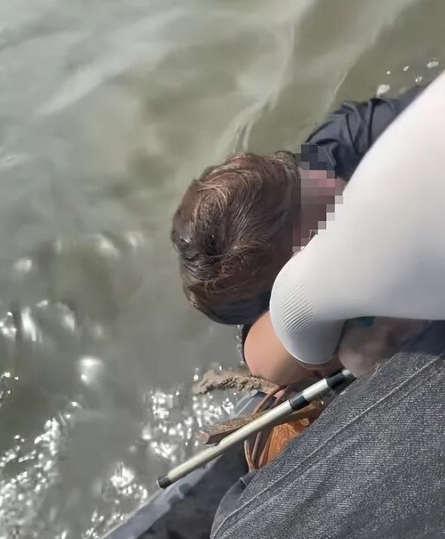 男子救落水女孩后报警遭埋怨 家属态度冷漠