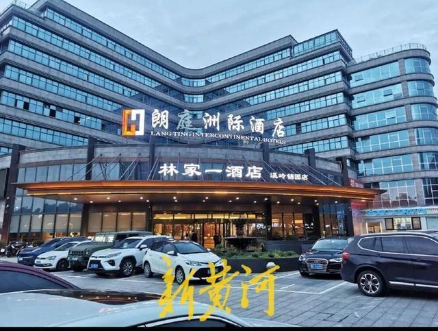 派出所被曝集体去KTV招异性陪侍 涉事人员遭免职引发争议