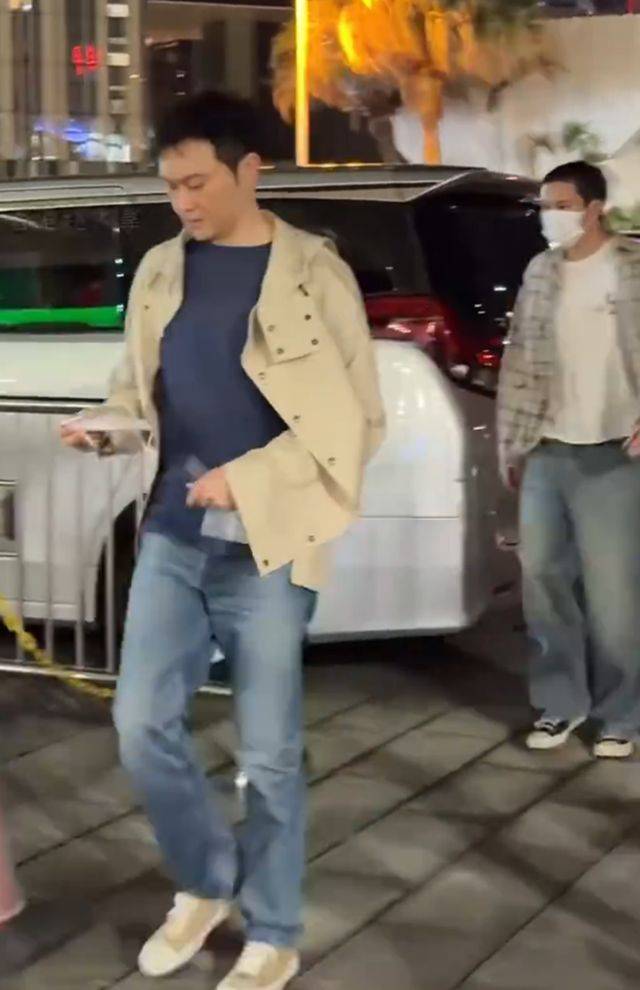 袁咏仪张智霖儿子寸头近照 父子同框状态佳
