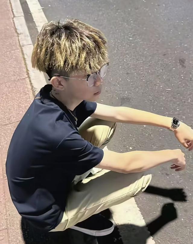 新乡染发少年街头捐零钱助人走红 少年善举温暖人心