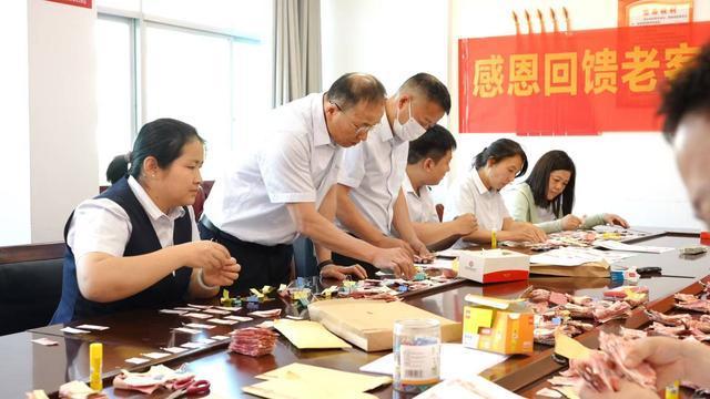失智老人撕碎26万银行拼了22天 温情接力圆满兑换