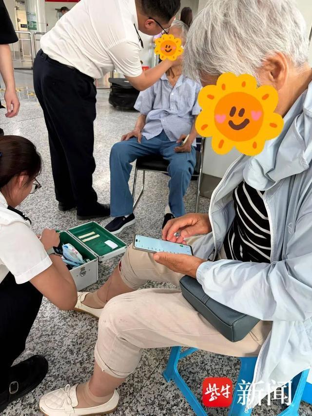 教师扶梯当“人肉垫”救老人 英勇行为温暖人心