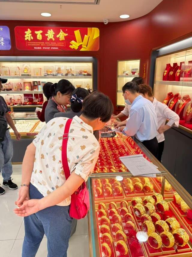 金价抬头 顾客冲进金店“秒下单”