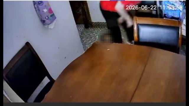 天鹅到家保姆被指暴力虐待老人 家属报警并曝光监控证据