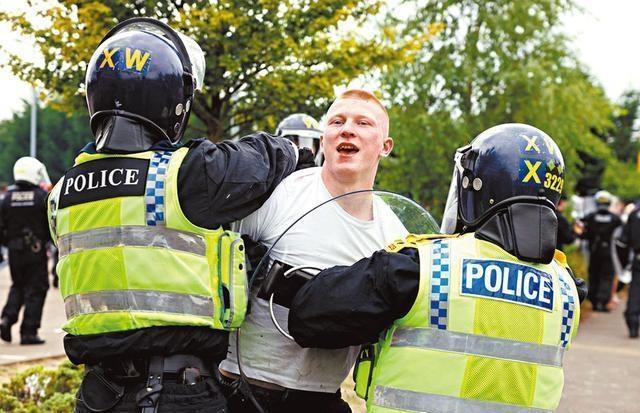 英国两名警察打不过嫌犯 严重失职遭调查