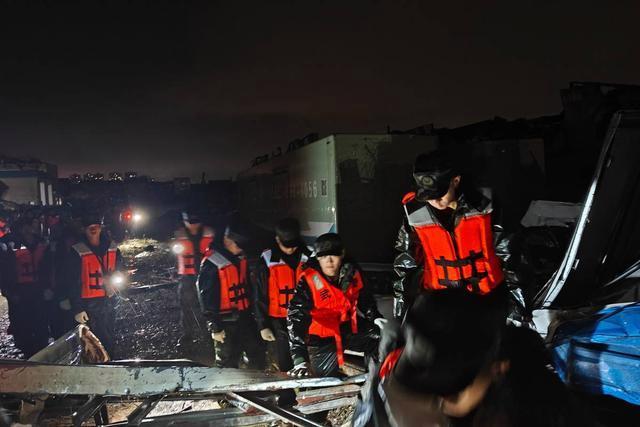 湖北龙卷风在雷电中成形 画面曝光 武警紧急救援