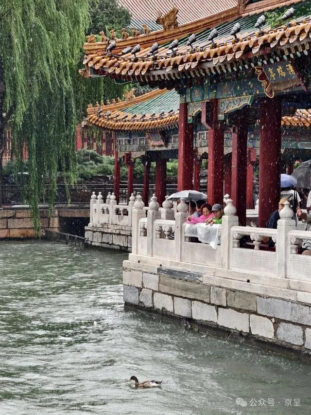 北京上空出现多个雷暴单体 短时强降雨频发