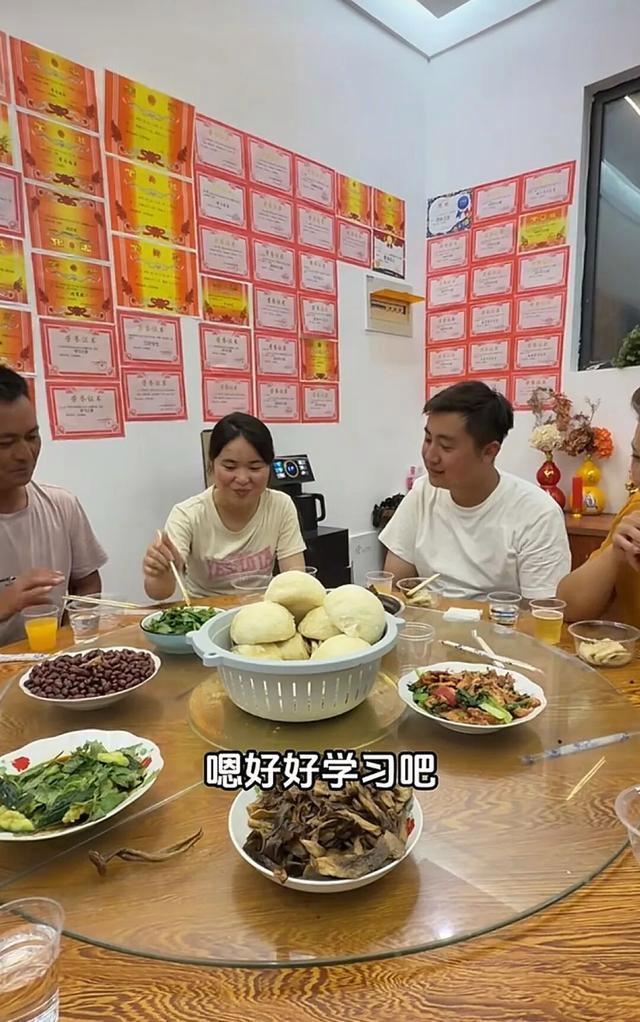 市民包下瓜农600斤西瓜送老人 爱心传递温暖