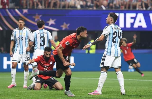 从0-2到3-2绝地大逆转！世界杯：阿根廷淘汰埃及，恩佐争议绝杀 梅西关键助攻逆转局势