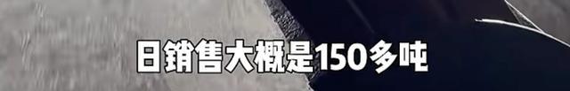 制冰厂日产2000多块,员工穿棉袄 高温下的“爆单”旺季