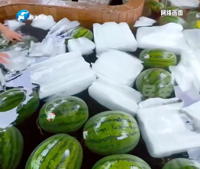 制冰厂日产2000多块,员工穿棉袄 高温下的“爆单”旺季