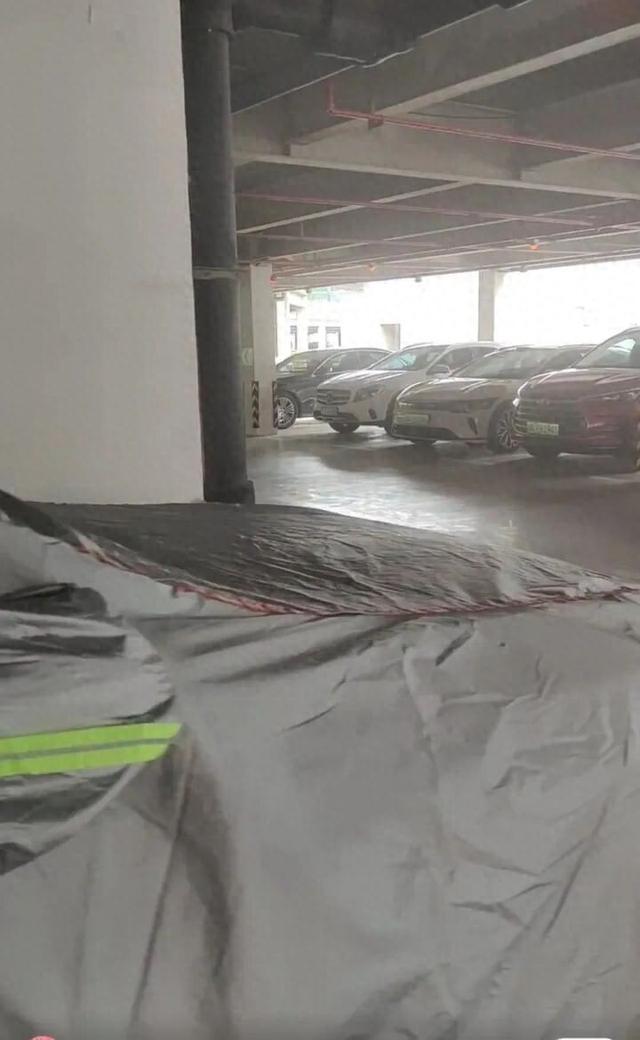 台风逼近男子把新车停6层顶楼避险